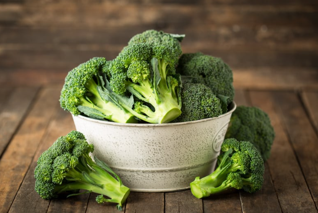 makanan hijau detoks, sayuran hijau untuk ibu hamil, detoks hati alami, smoothie hijau sehat, makanan sehat untuk liver, mentimun dan brokoli, manfaat bayam dan parsley